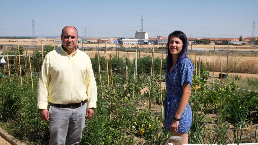 María Vicente, egresada de Medio Ambiente que trabaja en el ayuntamiento de Villares junto al alcalde de la localidad, José Ventura Recio