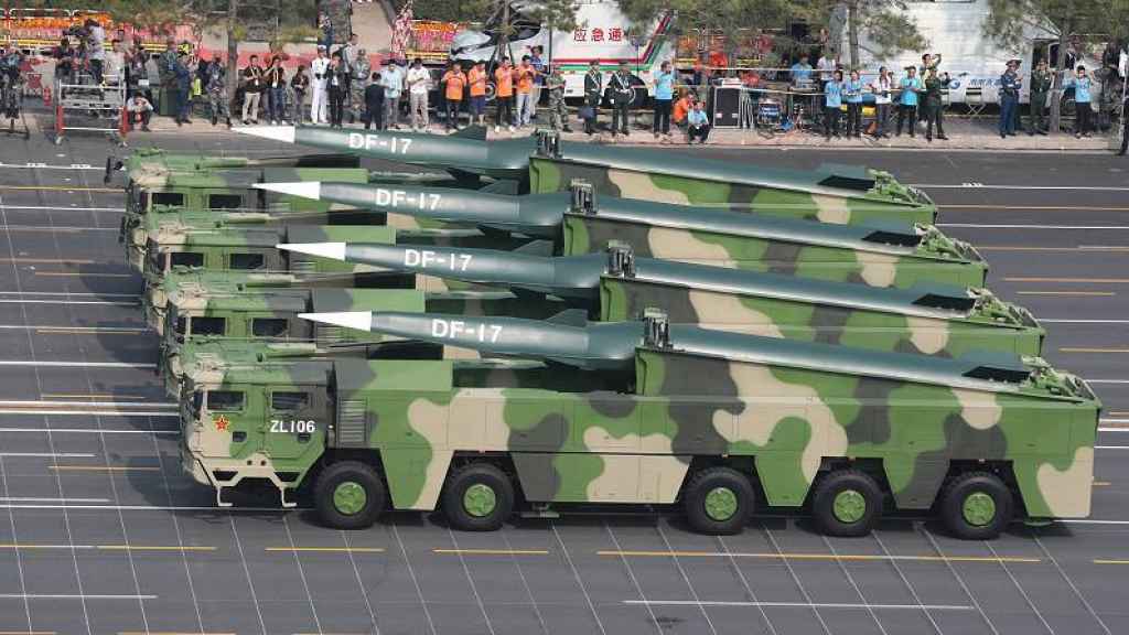 Misiles hipersónicos DF-17 desfilando a bordo de los camiones lanzadores