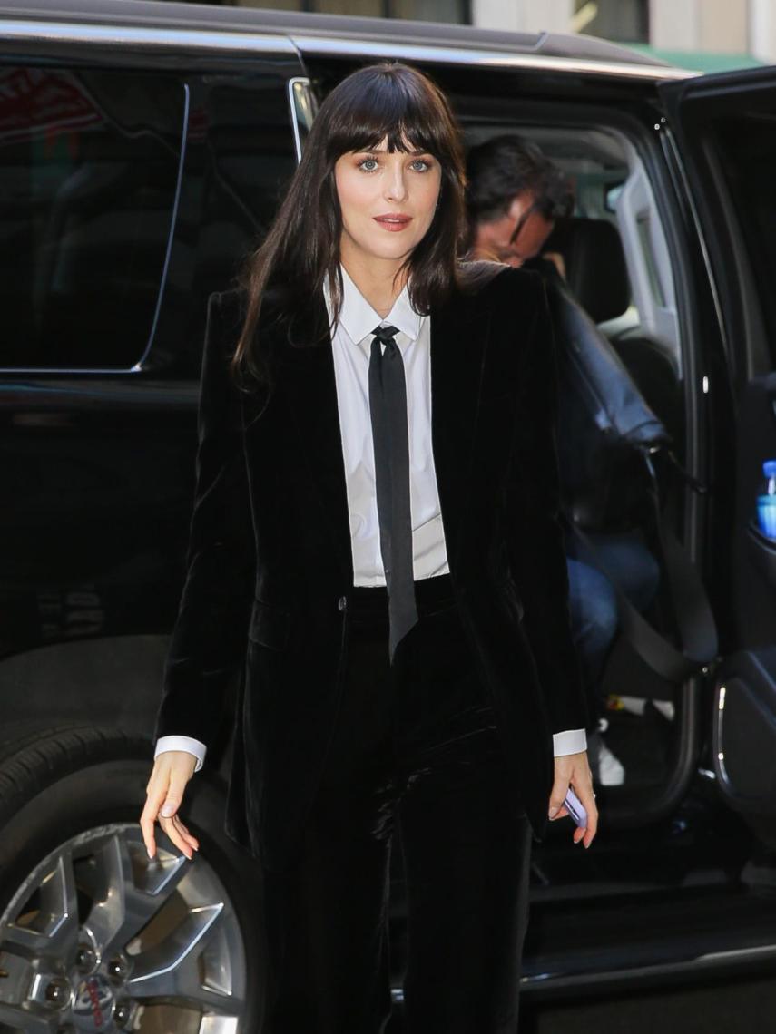 Dakota Johson, hija de Melanie Griffith, luciendo corbata.