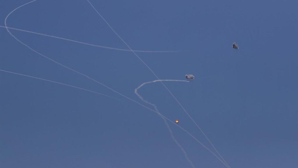 Misiles interceptadores Tamir israelíes alcanzando munición alcanzando munición palestina