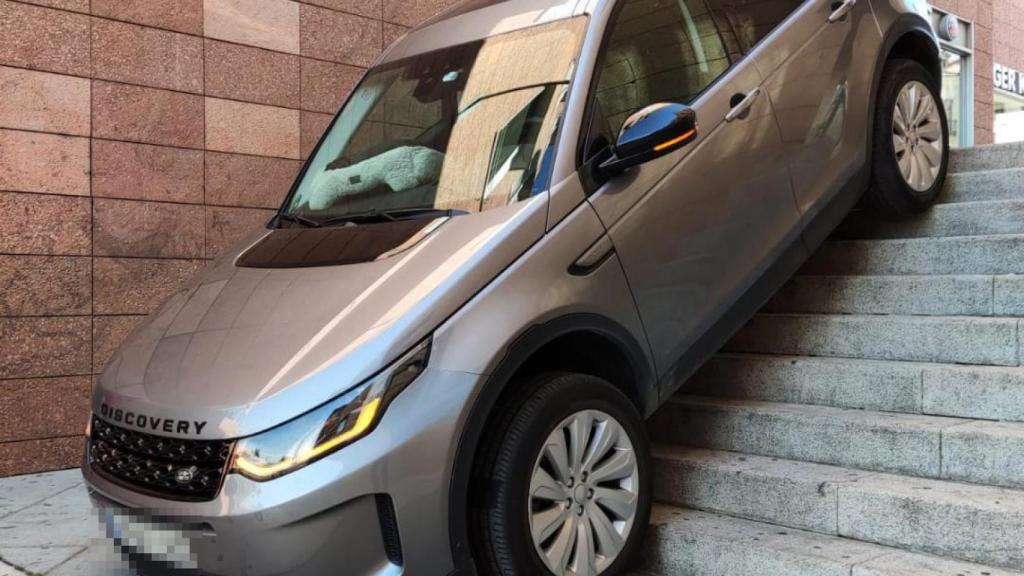 El coche atrapado en las escaleras de la plaza Santa Teresa de Ávila