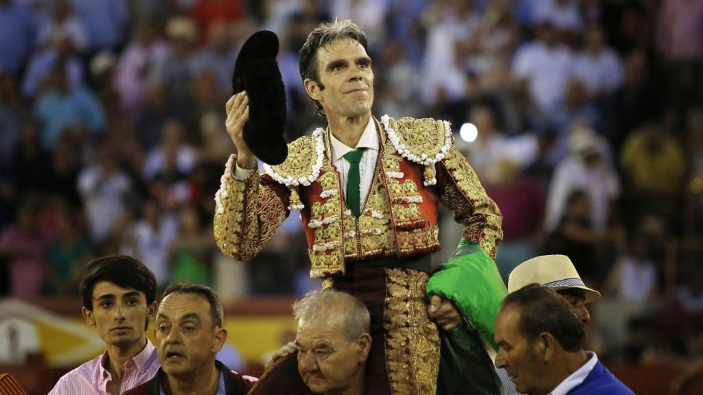 El diestro de Galapagar sale a hombros por la puerta grande.