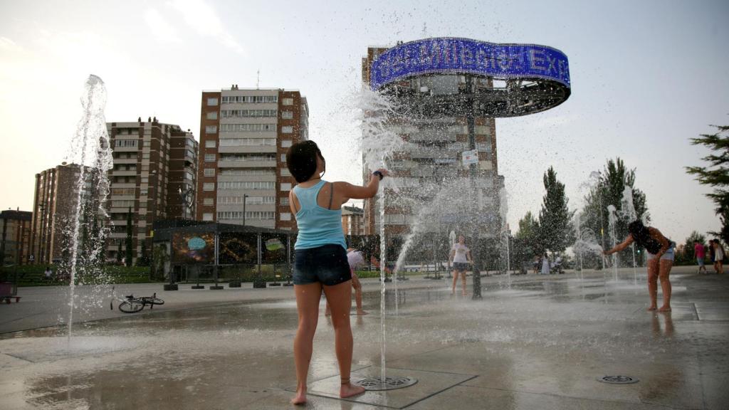 Un grupo de jóvenes se refresca en Valladolid ante la ola de calor