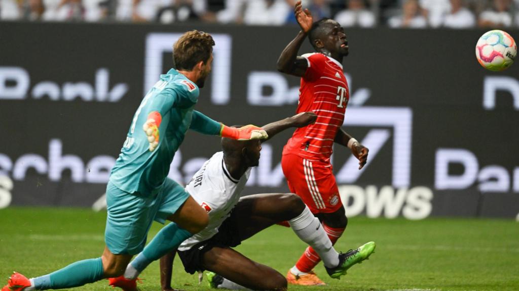 Kevin Trapp es superado por Sadio Mané.