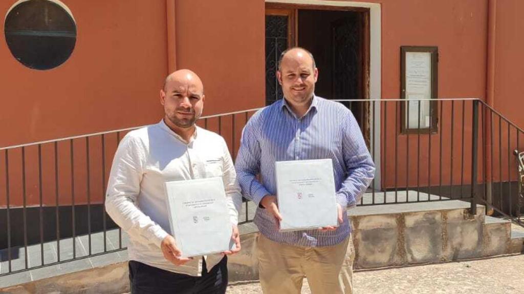 El alcalde de Torlengua, Luis M. Ágreda, y el promotor de Capital Energy en la provincia de Soria, Eduardo Calavia