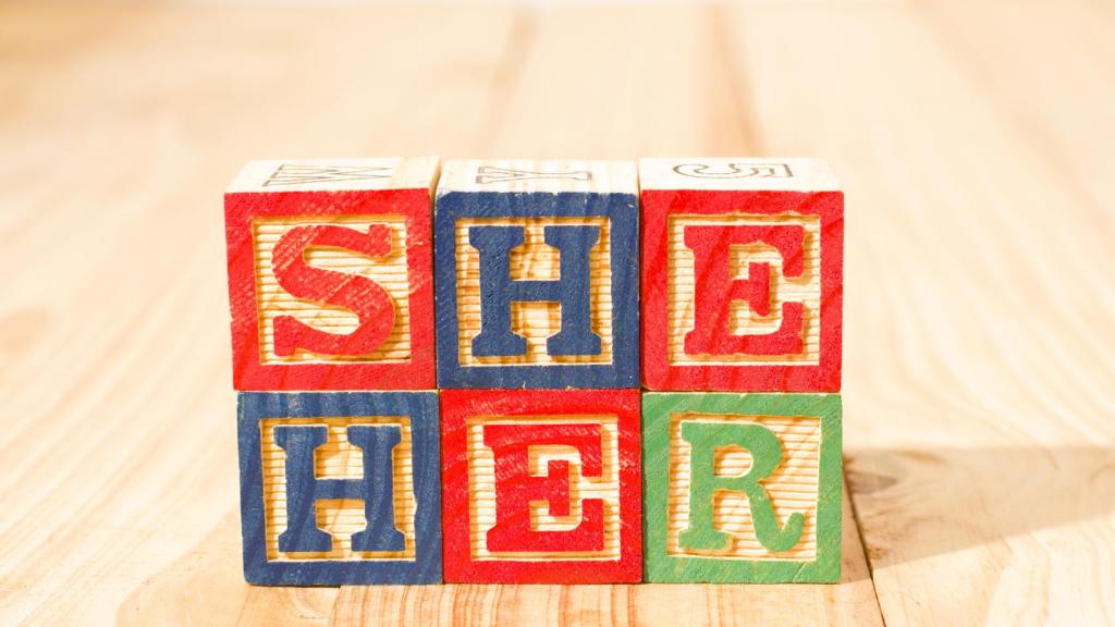 Imagen de archivo en la que se lee ella y suyo, pronombres que se utilizan para visibilizar cómo se define una persona.