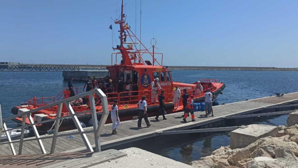 Los inmigrantes interceptados en Calpe, llegando al puerto de Alicante.
