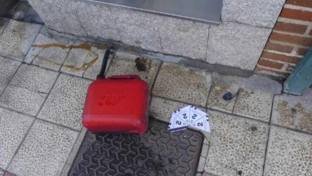 Bidón de gasolina encontrado en la puerta de la farmacia