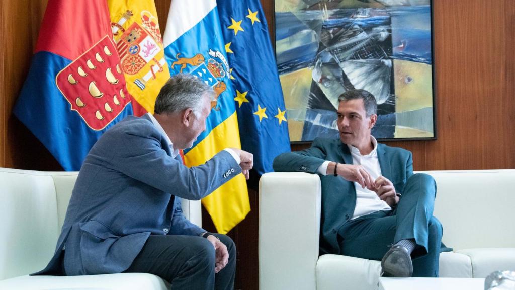 El presidente del Gobierno, Pedro Sánchez, este lunes en Lanzarote junto al presidente canario, Ángel Víctor Torres.