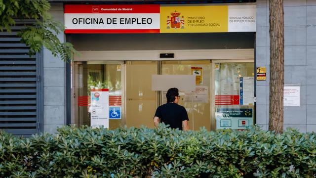 Un hombre entra una oficina del Servicio Público de Empleo Estatal (Sepe)