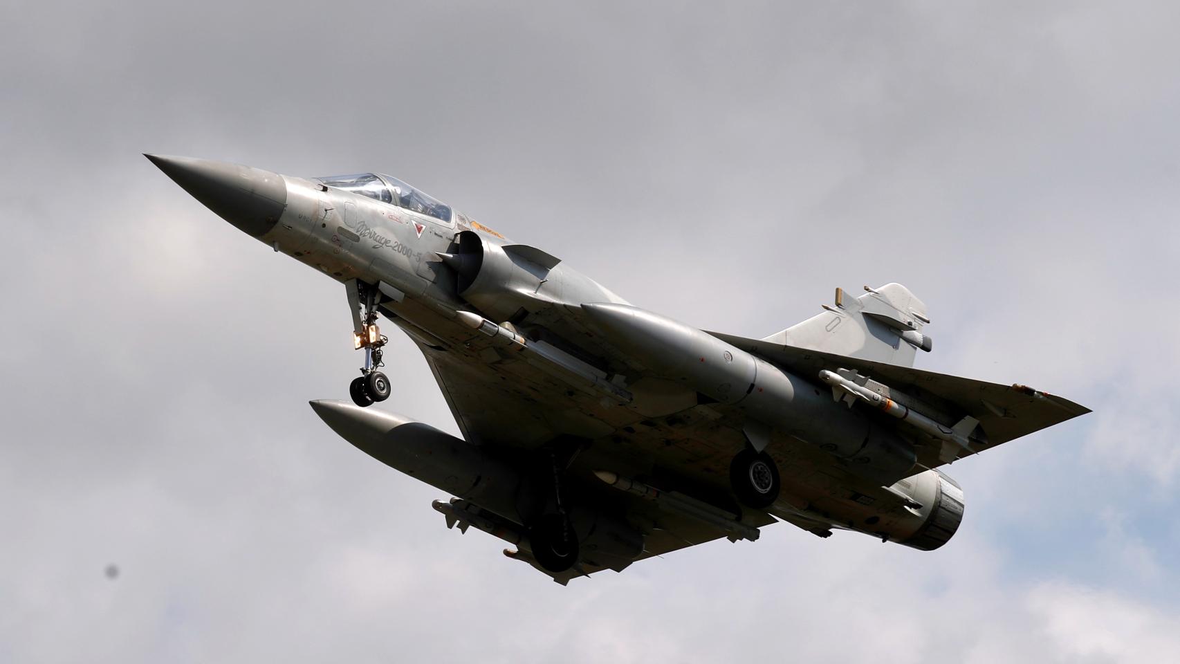 Un caza taiwanés Mirage 2000-5 aterriza en la base aérea de Hsinchu.