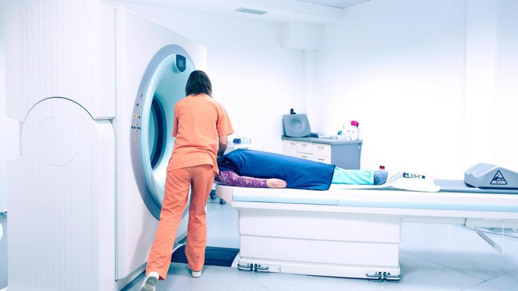 Foto de archivo de un equipo de resonancia magnética nuclear.