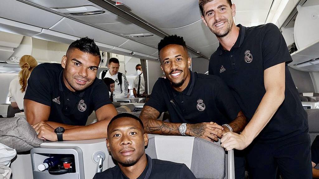 Casemiro, Alaba, Militao y Courtois, en el avión del Real Madrid