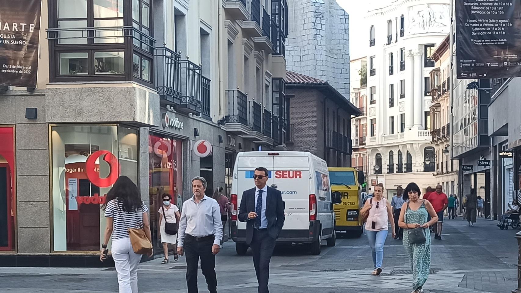 Gente paseando por la calle Santiago de Valladolid