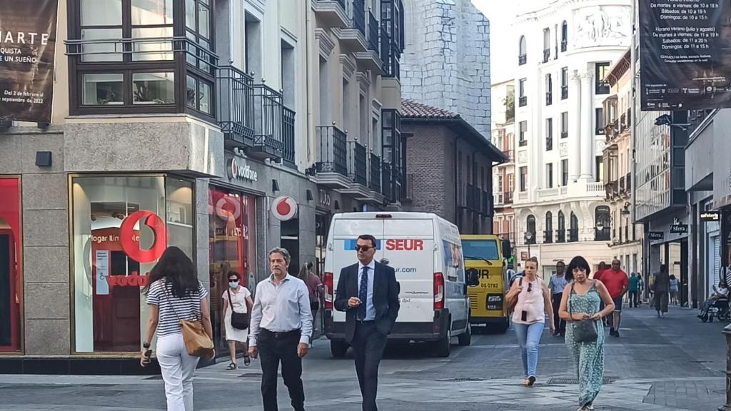 Gente paseando por la calle Santiago de Valladolid