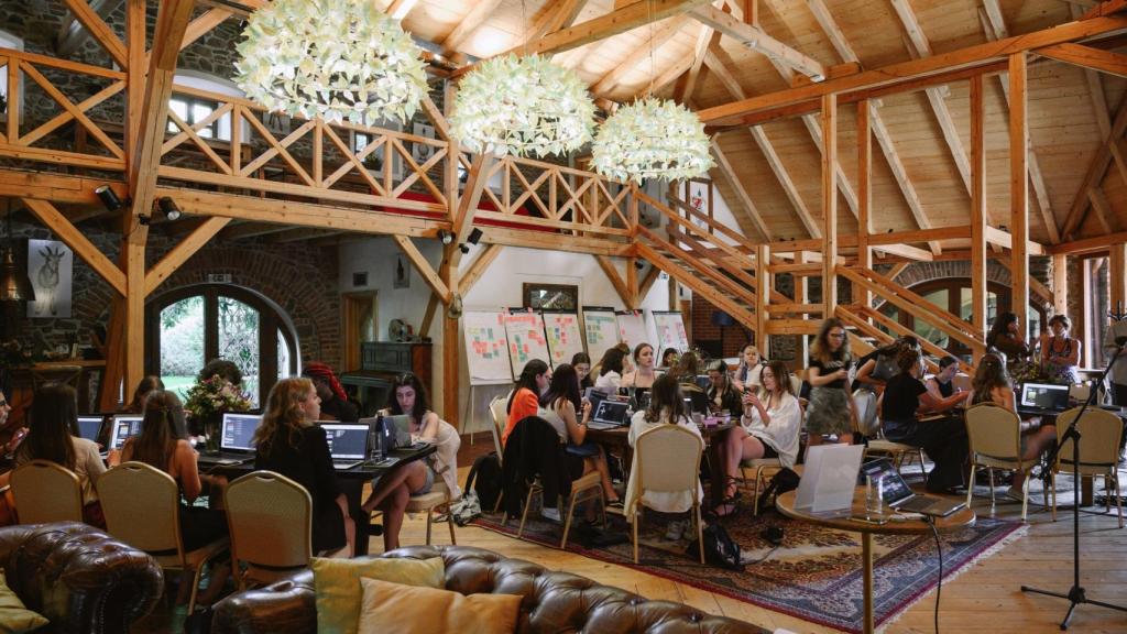 Las estudiantes de la Summer School for Female Leadership in the Digital Age 2022 durante una sesión de trabajo.