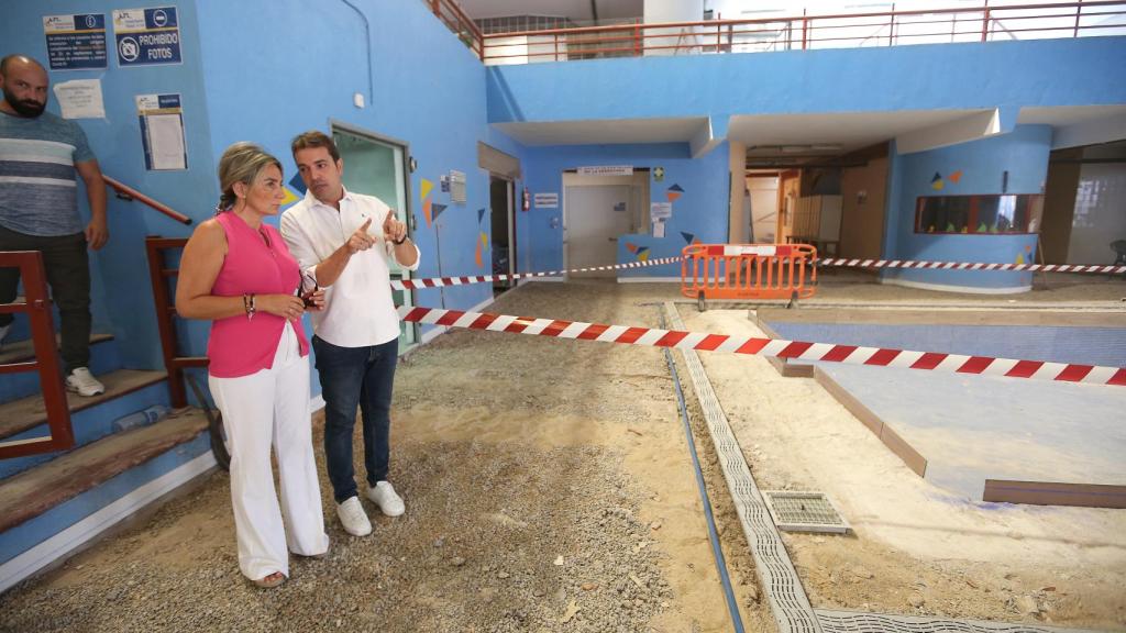 Milagros Tolón y el concejal de Deportes Pablo García durante la visita.