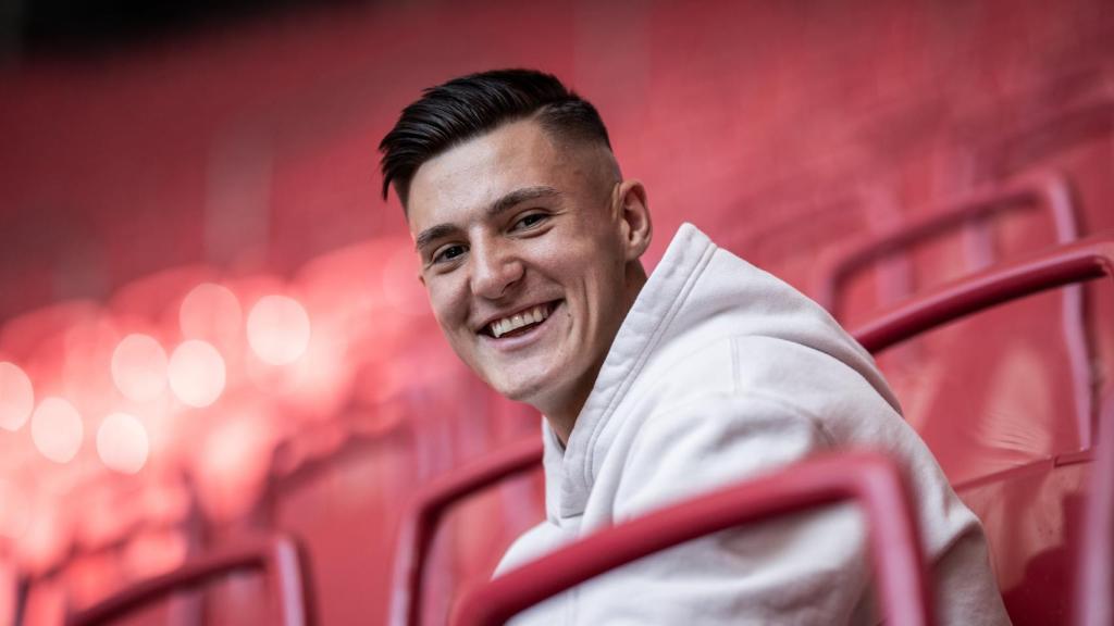 Benjamin Sesko en su presentación como jugador del RB Leipzig.