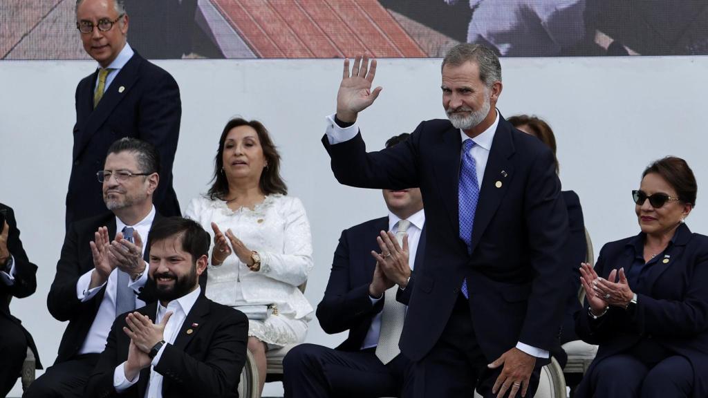 El rey saluda a los asistentes durante la ceremonia de toma de posesión de Gustavo Petro.