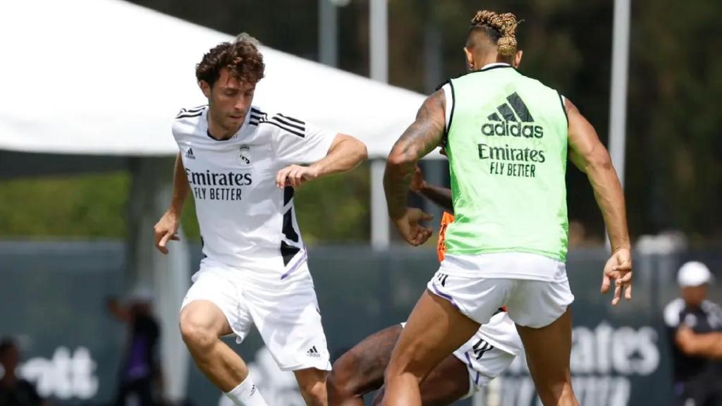 Álvaro Odriozola y Mariano Díaz en un entrenamiento del Real Madrid.