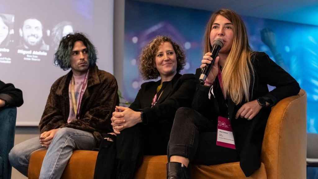 Ana Gómez de Castro (d) durante un evento relacionado con la industria musical