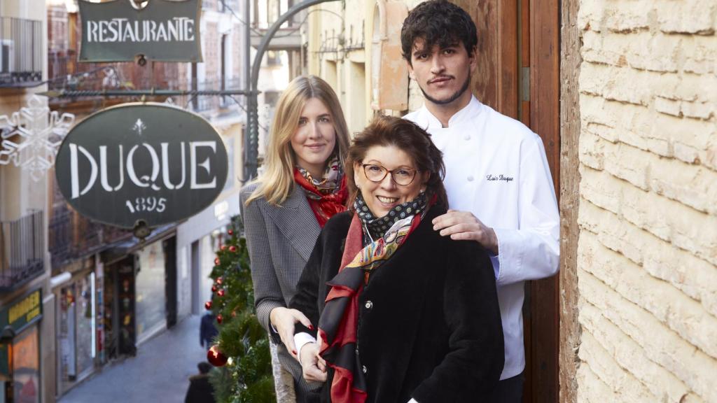 La hostelera Marisa Duque junto a sus hijos en la puerta del restaurante.