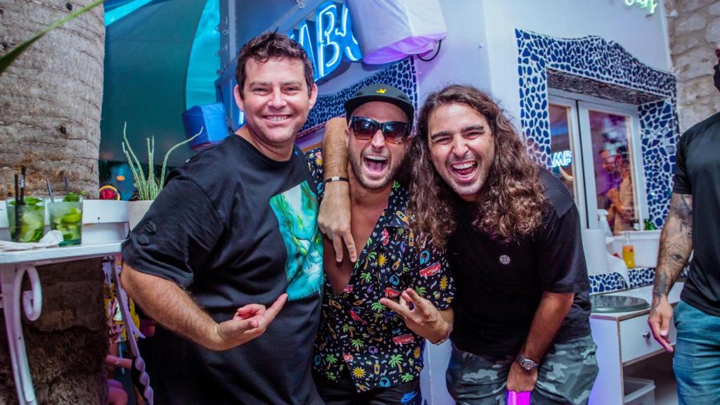 Los hermanos Anadón posan para una fotografía en su selecto club