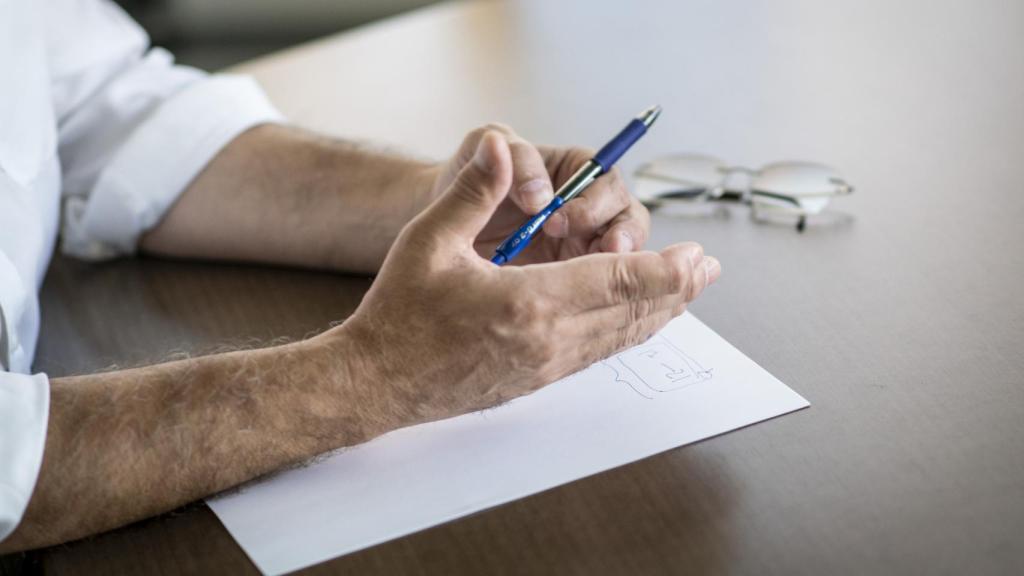Detalle de las manos de González Pons, durante la entrevista en la sede del PP de Génova.