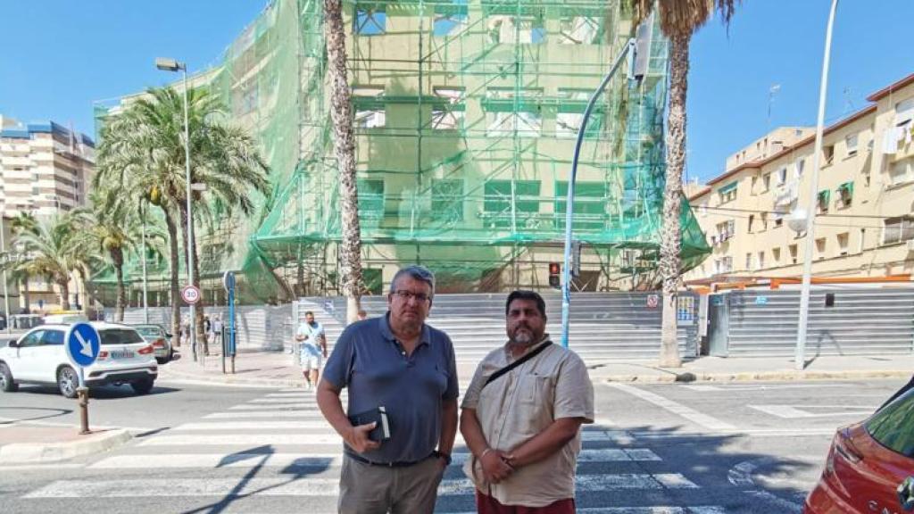 El diputado  de Cs Fernando Llopis junto al presidente de Sol d'Alacant, Lisardo Gabarre, en su visita de hoy.