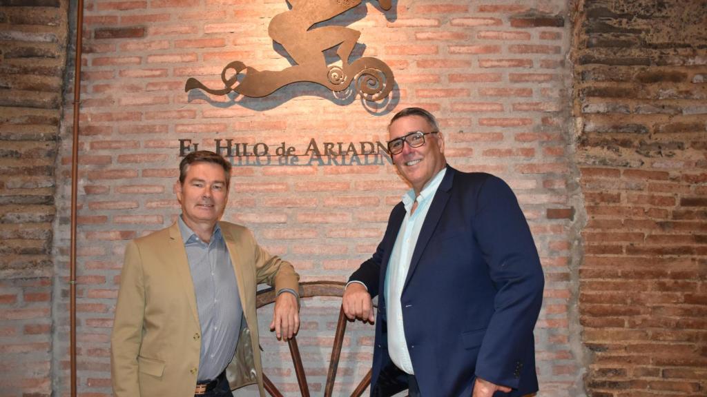 Carlos Yllera (a la izquierda), junto a Conrad Bergwerf, socio de 'El Hilo de Ariadna'.