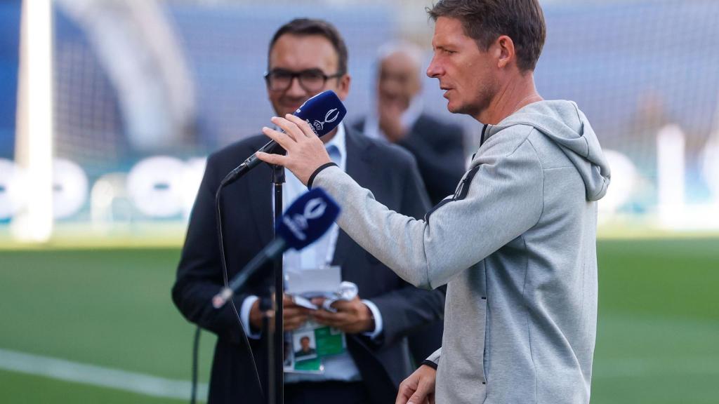 Oliver Glasner sobre el césped del Olímpico de Helsinki.