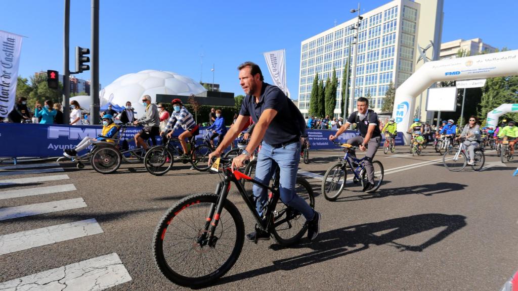 El alcalde de Valladolid, Óscar Puente, participa en la celebración del Día de la Bici