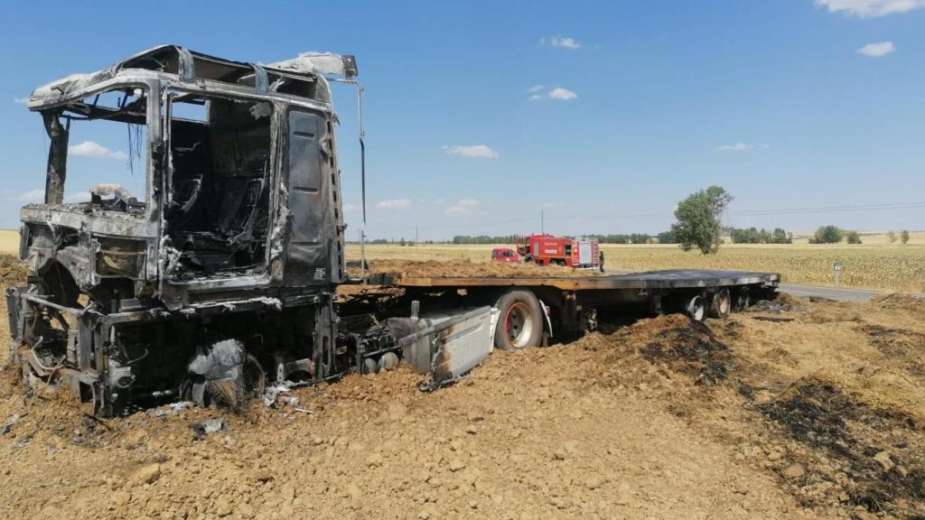 Así quedó el camión calcinado que transportaba paja