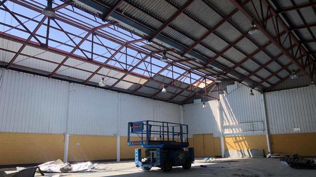 Obras de demolición del pabellón 'Luis Yúfera' de Cuenca.