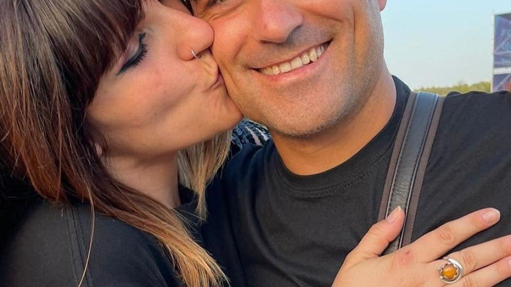 Rozalén besa a su hermano Fran en una imagen compartida por la artista en las redes sociales.