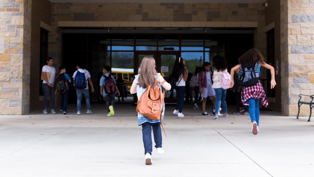 Estudiantes entrando en el colegio.