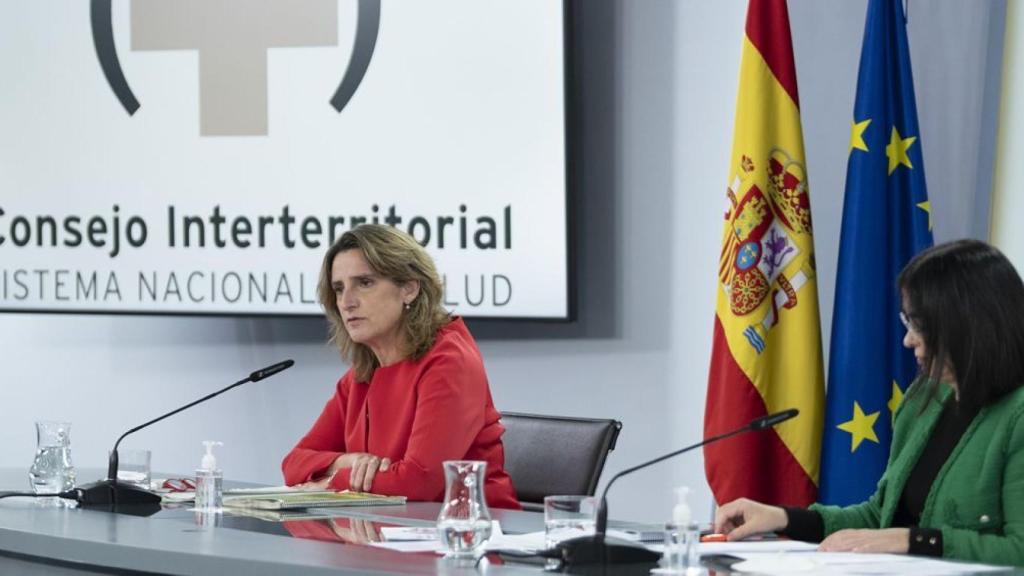 La ministra de Transición Ecológica, Teresa Ribera, y la ministra de Sanidad, Carolina Darias, en una rueda de prensa.