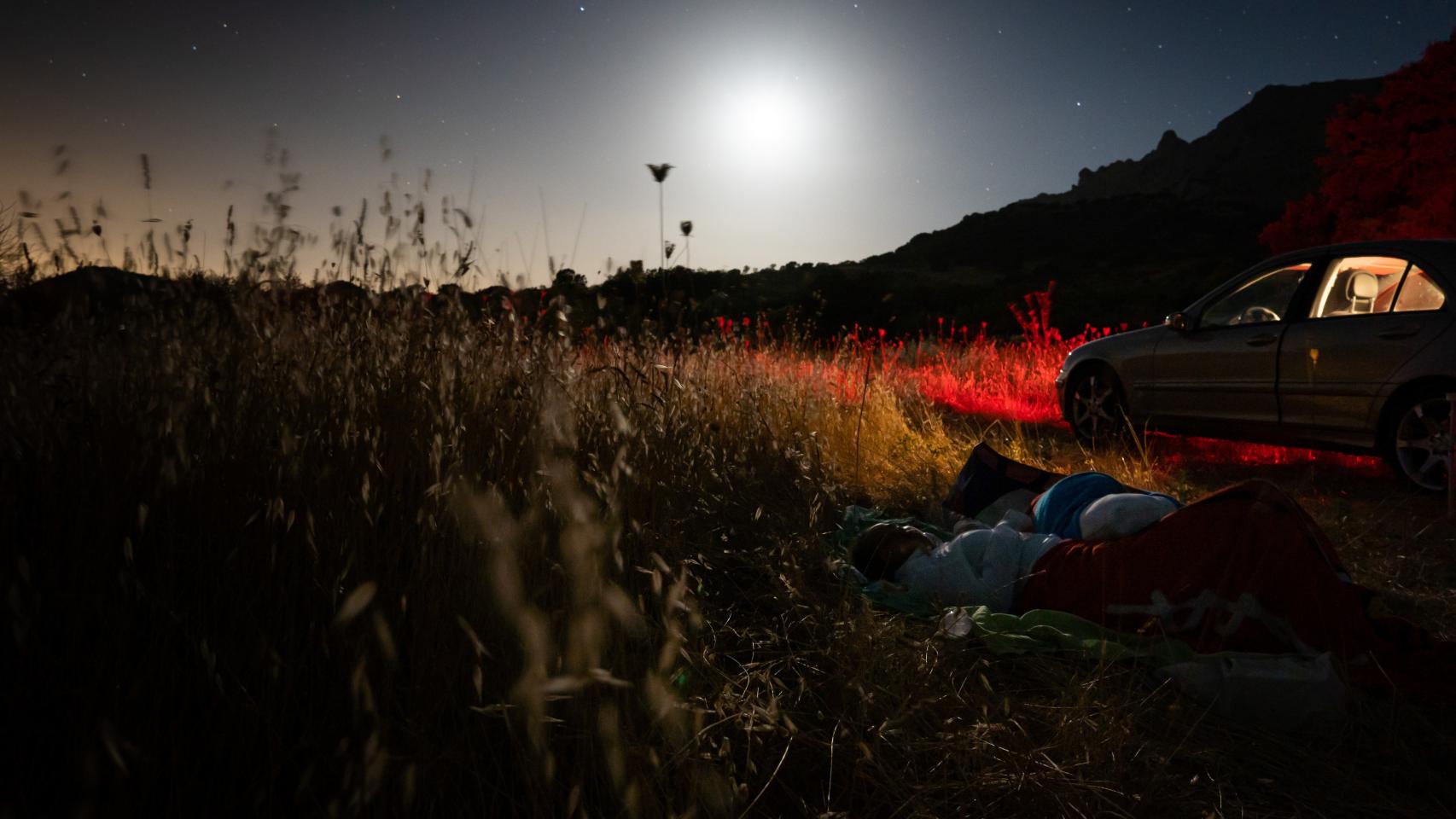 Una pareja viendo el cielo de Alfarnatejo, en Málaga.