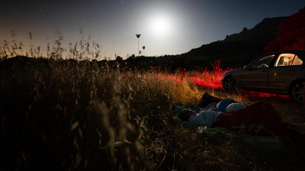 Una pareja viendo el cielo de Alfarnatejo, en Málaga.