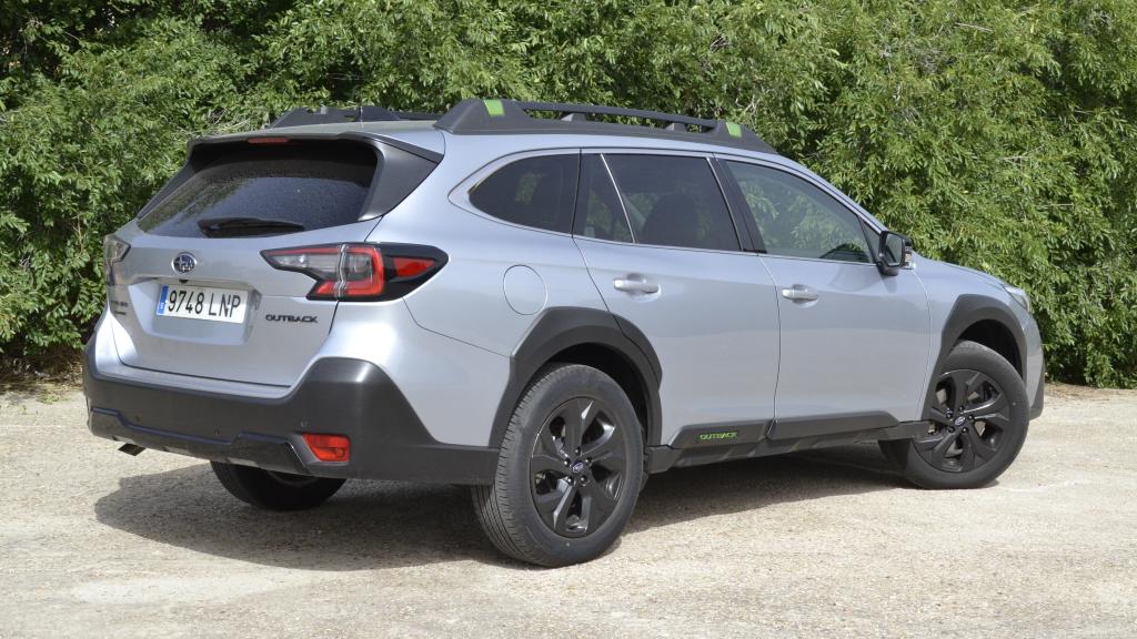 Las protecciones exteriores y los detalles en verdes le hacen asociarse más al off-road.