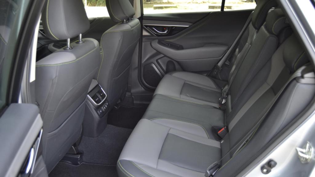 Integra los asientos de cuero sintético bicolor.