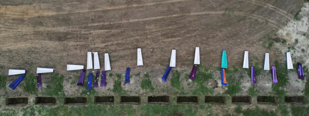 Entierro masivo de personas no identificadas en Bucha, Ucrania.