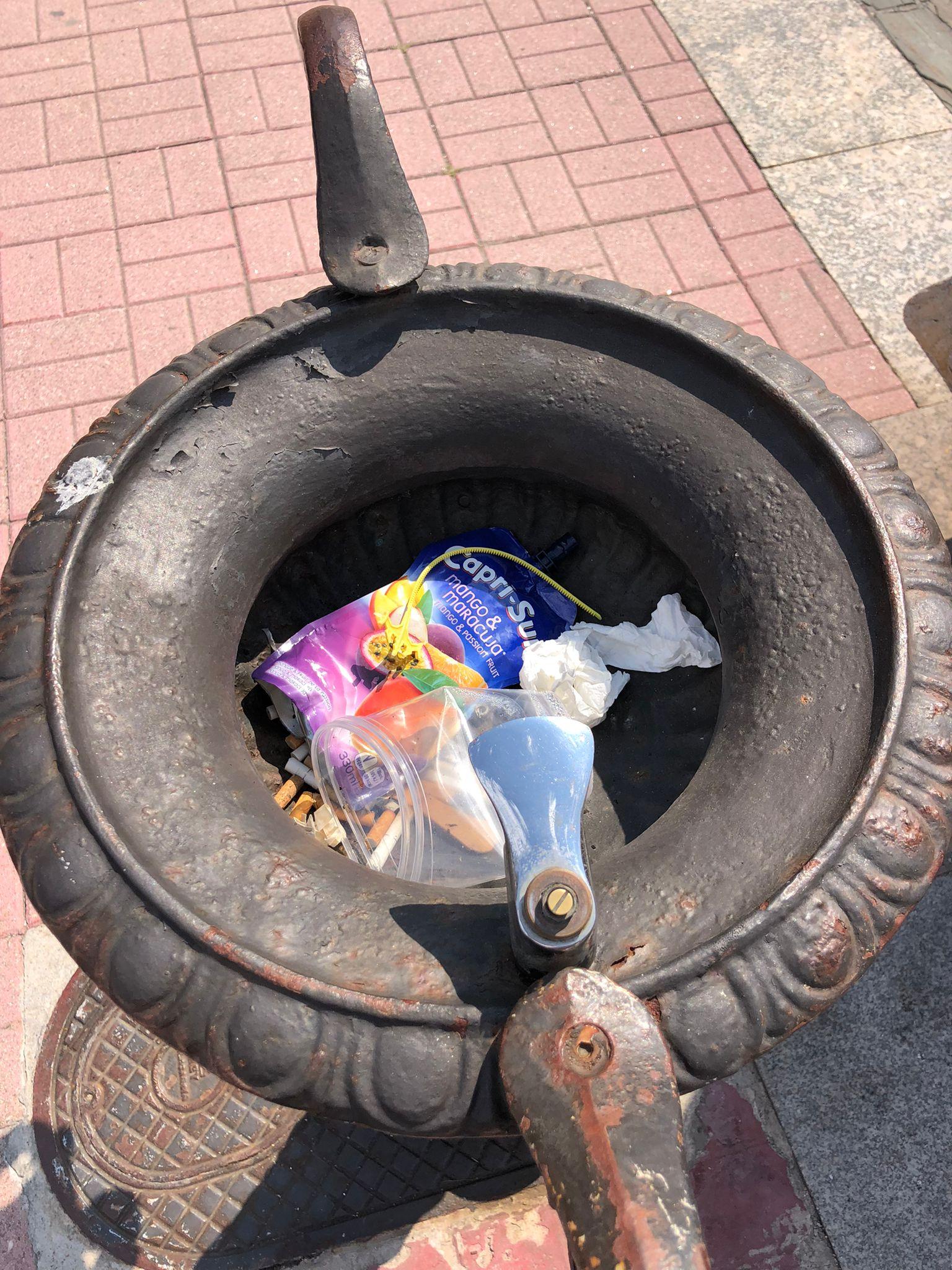 La fuente de beber del paseo, ejerciendo de papelera (cedida)