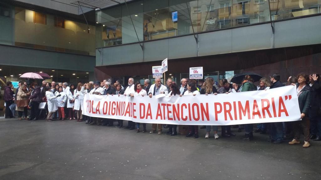 Foto de archivo de una concentración de médicos y pediatras de Atención Primaria