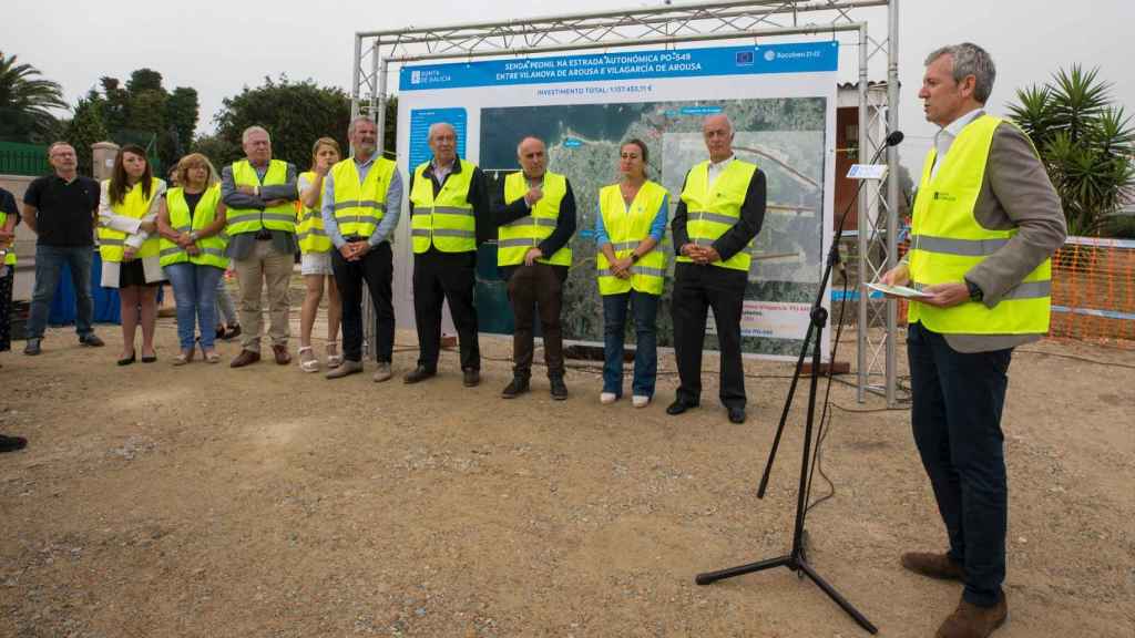 Alfonso Rueda visitó los trabajos de la senda peatonal de O Salnés en Vilanova de Arousa (Pontevedra).