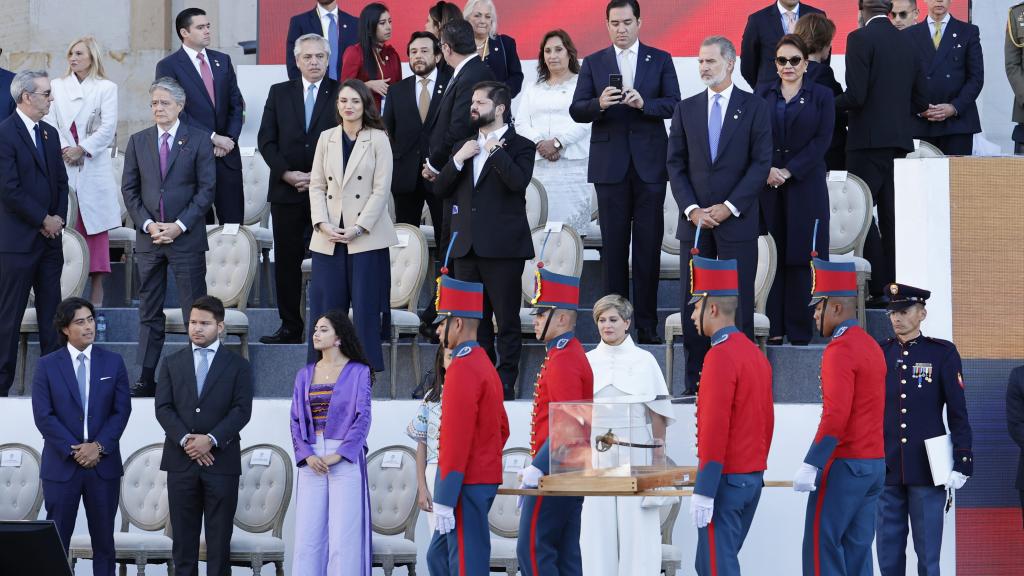 Felipe VI sí se levantó ante la espada de Simón Bolívar