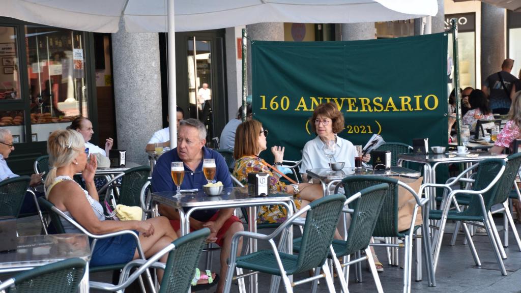 Un grupo de personas disfruta de una terraza de Valladolid