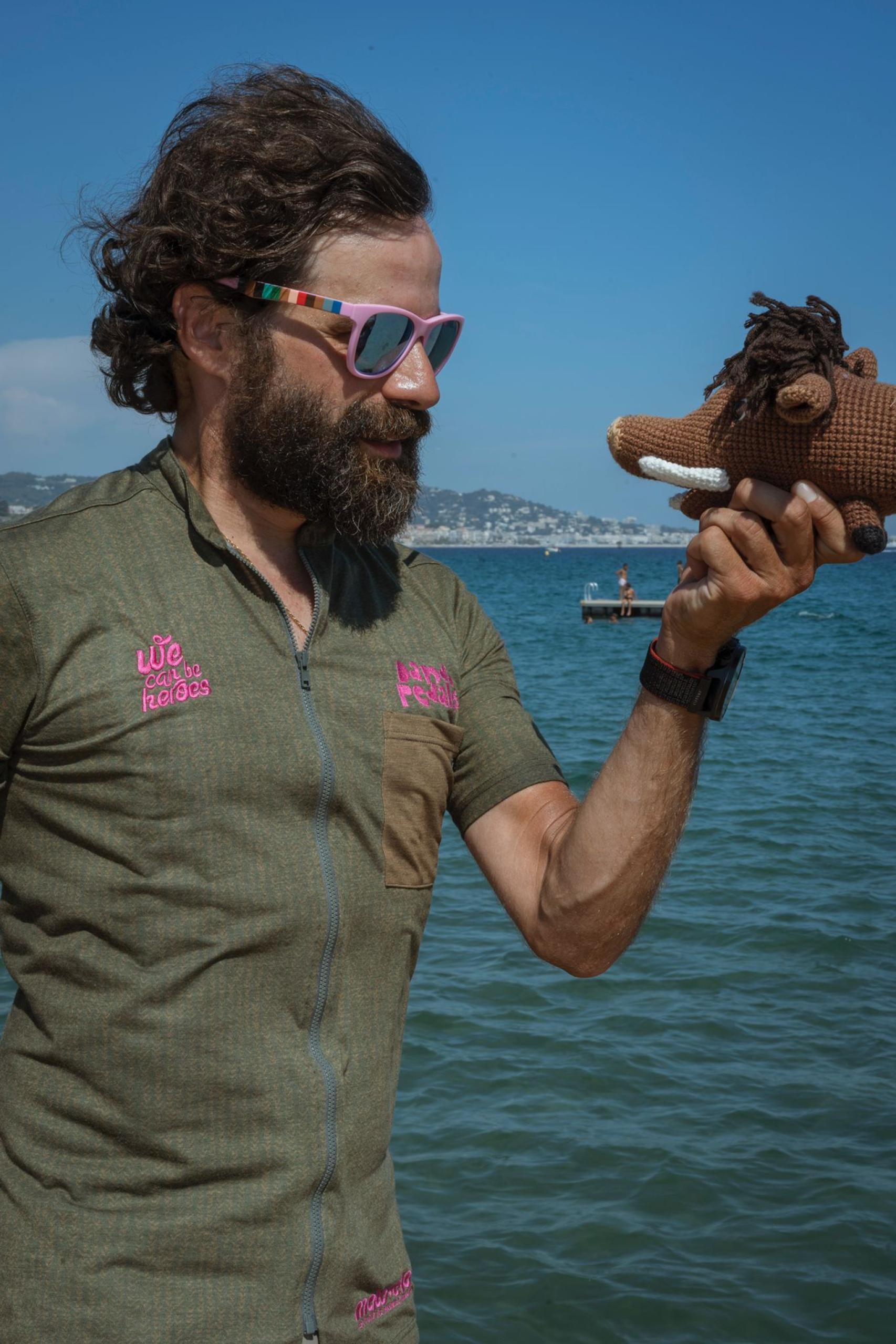 Sergio Monge, con la camiseta de la asociación 'We can be heroes'