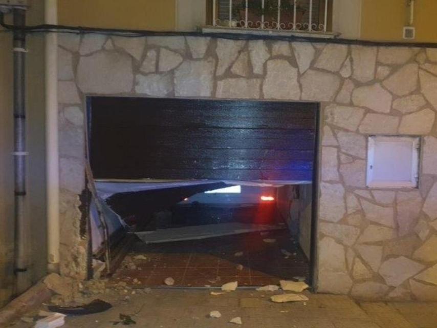 Imagen del impacto del vehículo contra el garaje