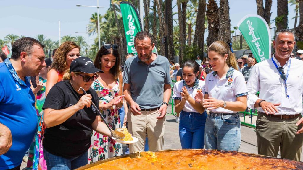 Momento en el que se ha empezado a servir el arroz con costra.